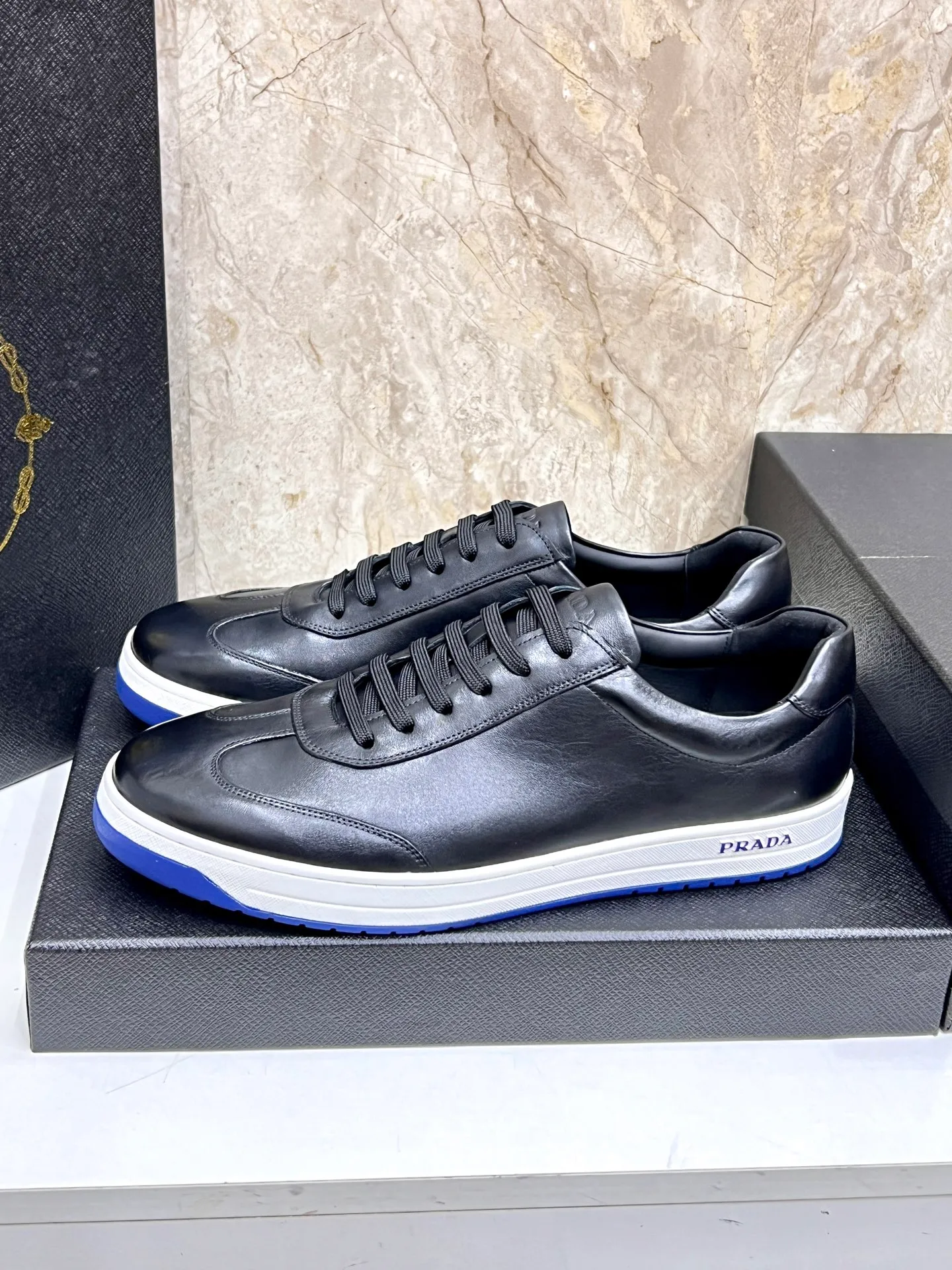 💰620 Prada classic men’s lace-up casual shoes｜Imported cowhide upper｜Layered stitching design on the upper Lightweight and breathable｜Soft and comfortable｜PRADA letters on the side｜Distinctive sporty style Showing the brand style｜Lightweight embossed rubber sole｜With cowhide foot pad lining｜Excellent foot feel Fashionable and elegant｜Size: 38-44 (customized at 45)